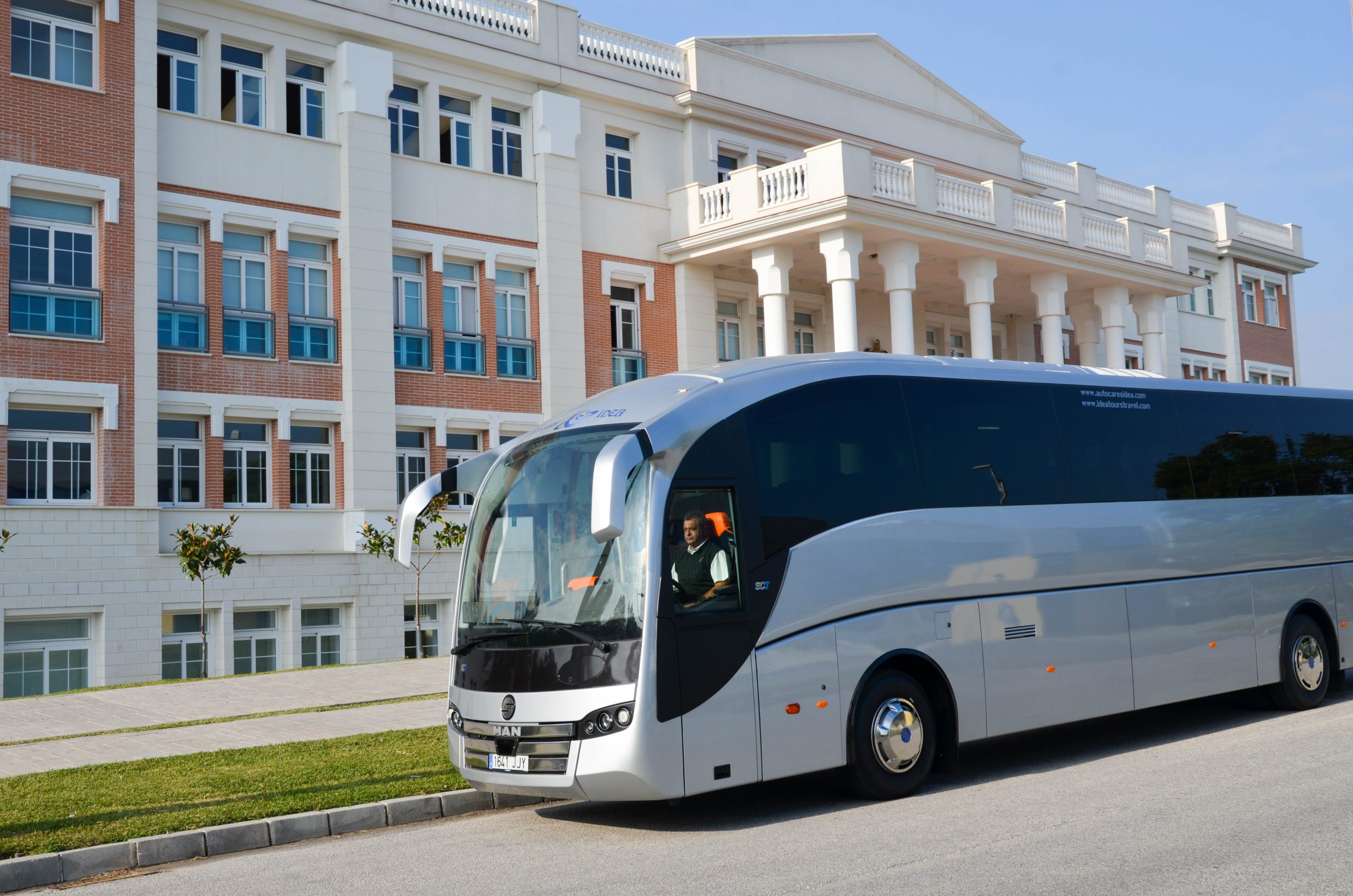 Autocares Idea Málaga autobus edificio salmon